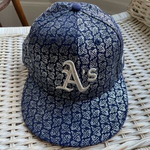 New Era A’s Oakland metallic silver and  Navy Logo Cap